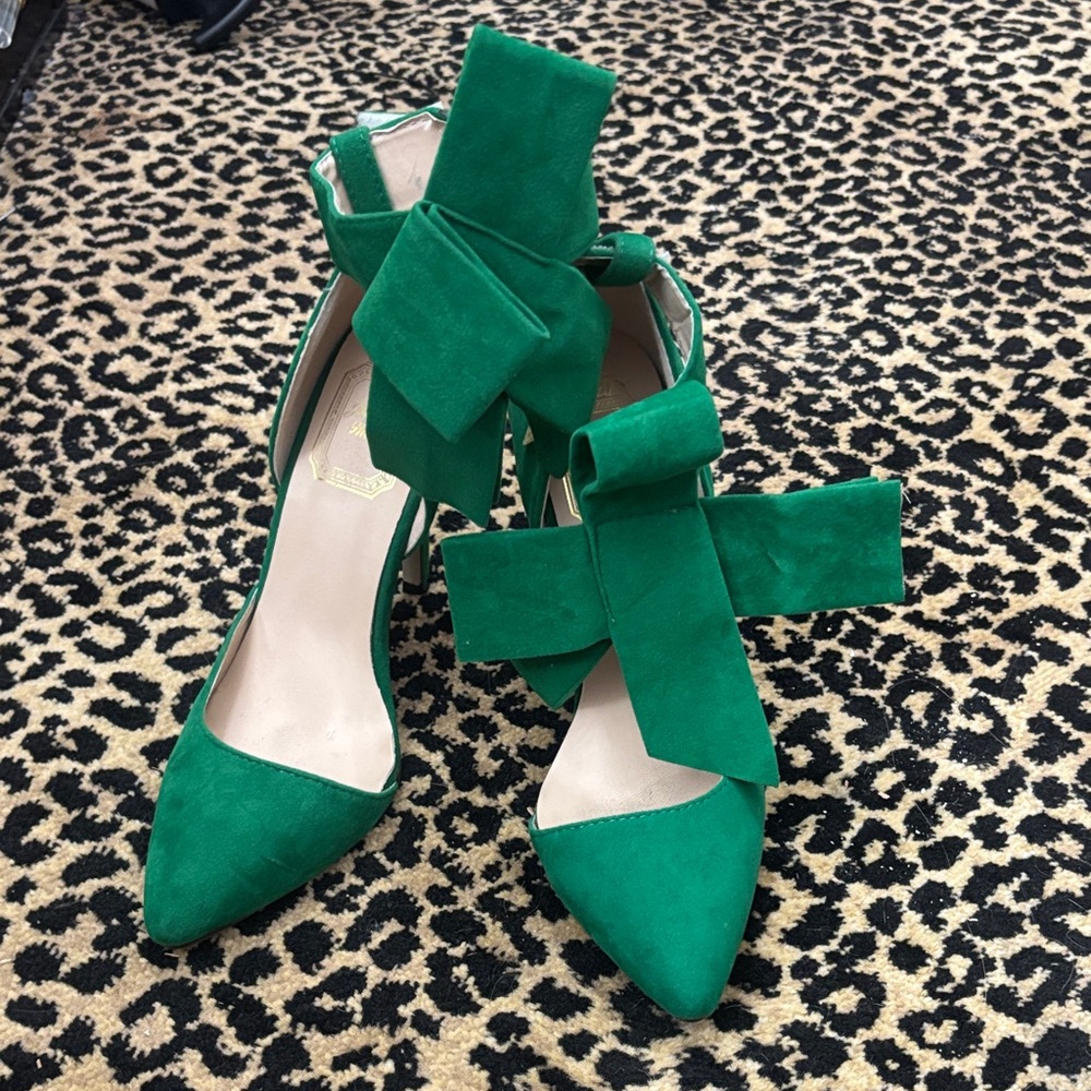 Chic Green Women's Heels with Bow Accent